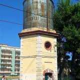 Nella stazione di Monopoli c�� una particolare costruzione che accoglie ogni giorno i passeggeri dei treni: si tratta di una torretta esagonale dal colore giallo chiaro e rosso ruggine